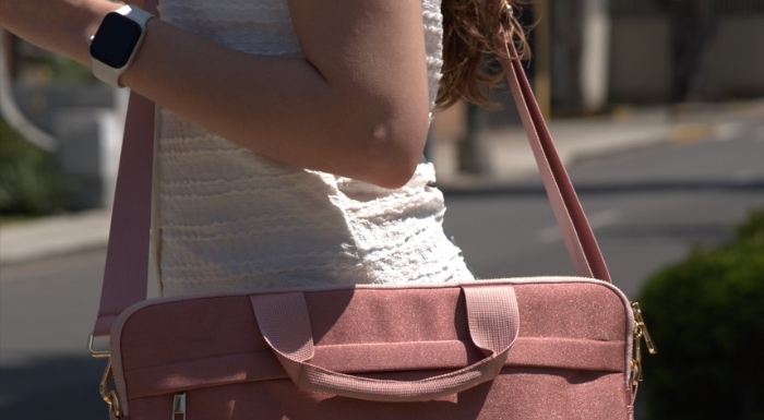 Fundas para laptop y Neceseres_funda_laptop_palorosa_joven_caminando_planocorto