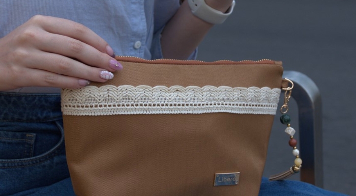 Fundas para laptop y Neceseres_neceser_caramelo_manososteniendo